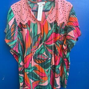 NWT. Rio & Rian Plus Sized Top. Stunning Bird of Paradise design.